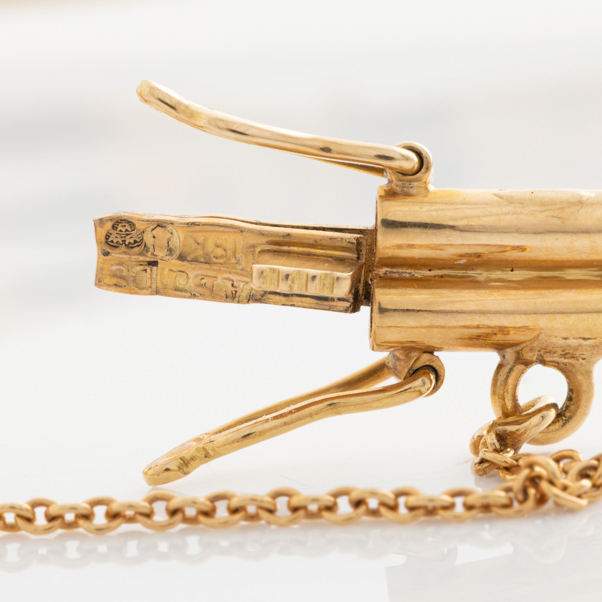 Armband, treradigt stelt med pärlor, 18K guld.