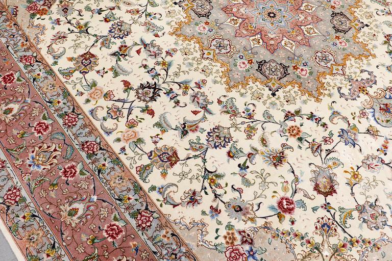 Matta, Täbriz, part silk, 297 x 253 cm.