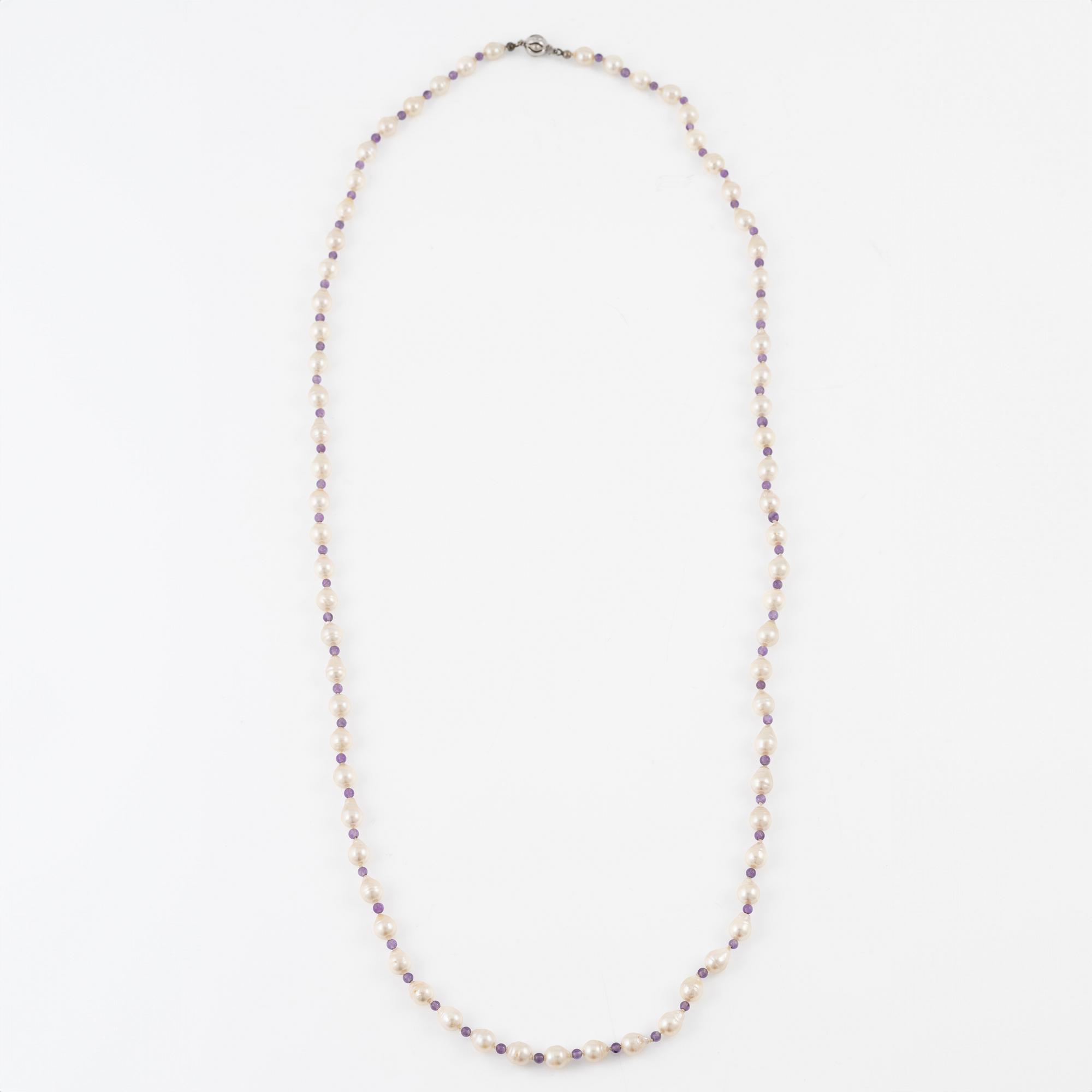 Pearl necklace, cultured pearls and amethysts, with clasp in 18K white gold.