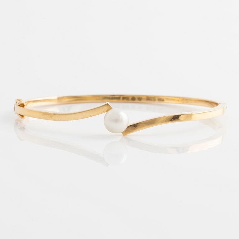 Bracelet 18K gold with a cultured pearl, Stigbert.