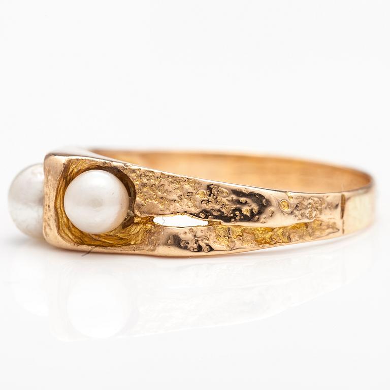 BJÖRN WECKSTRÖM, A 14K gold ring with cultured pearls. Lapponia 1974.