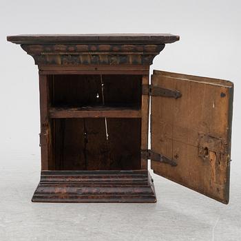 Hängskåp, allmoge, 1800-tal.