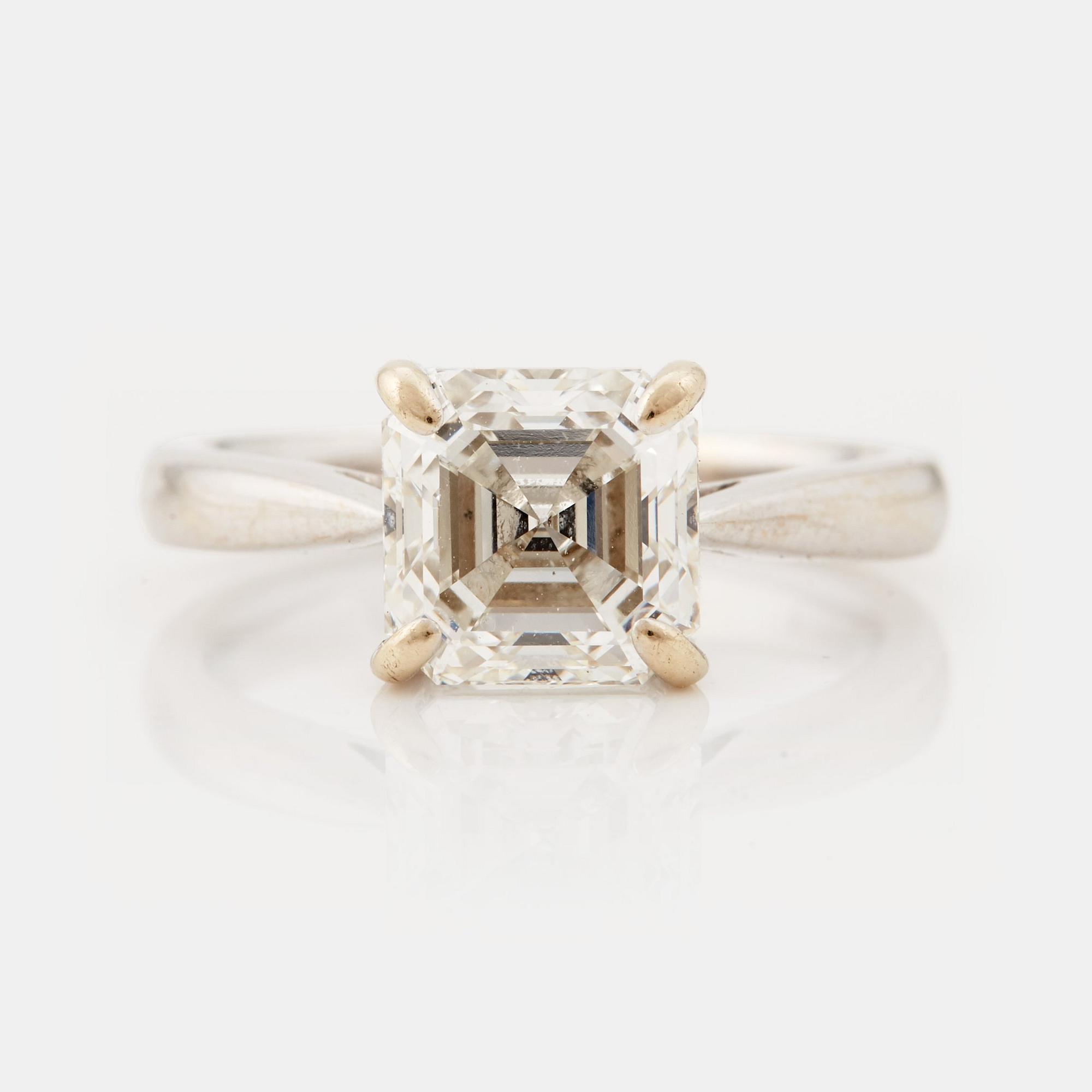 RING, med trappslipad (Assher-cut) diamant, 3.02 ct.