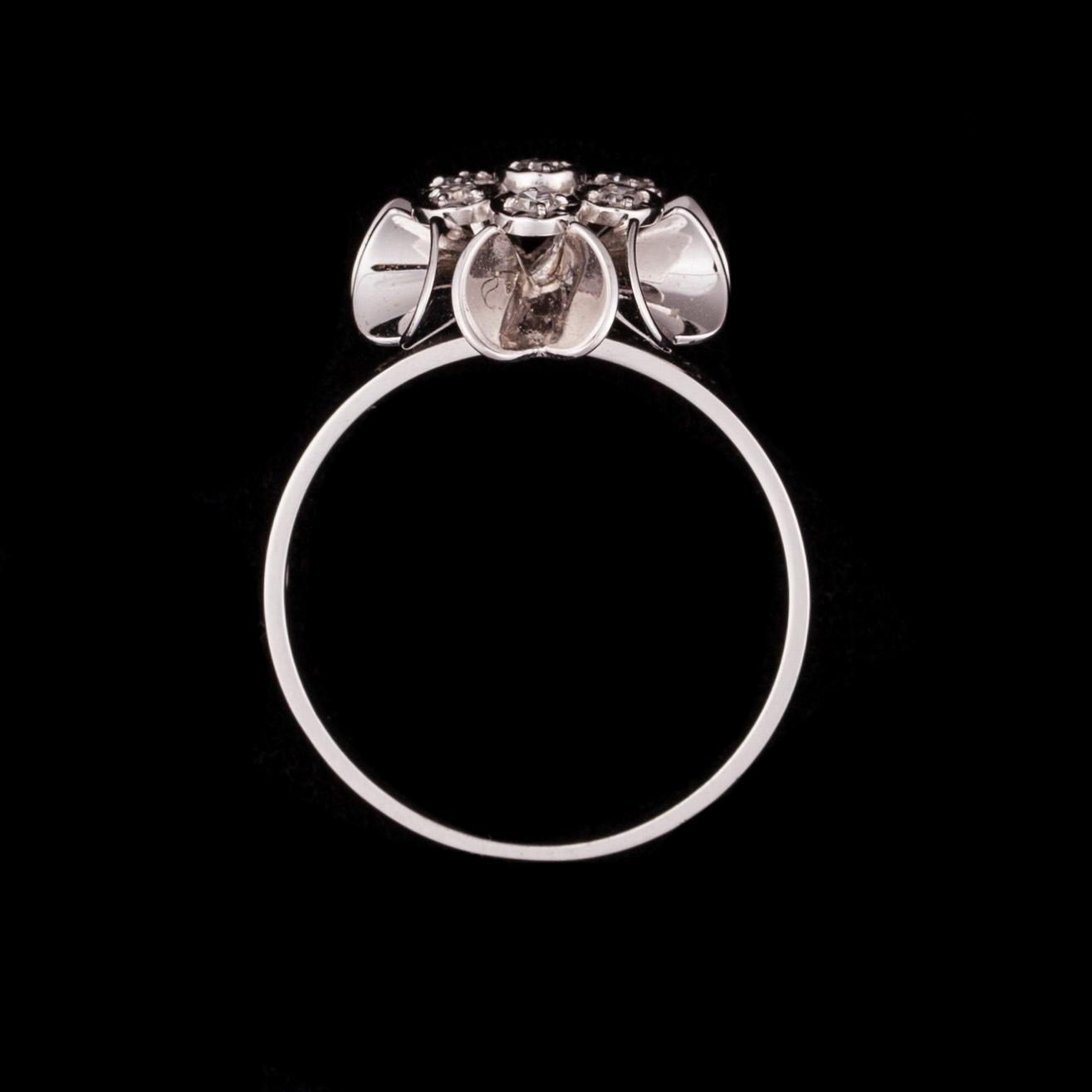 RING, 18K vitguld, 7 st 8/8-slipade diamanter tot. ca 0,05 ct. Elis Kauppi, Kupittaan Kulta 1980. Vikt 4 g.