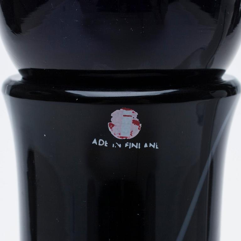 KARAFFER, 2 st, glas, "Blues" signerade Timo Sarpaneva, 21/185 resp. 132/1985. Iittala.