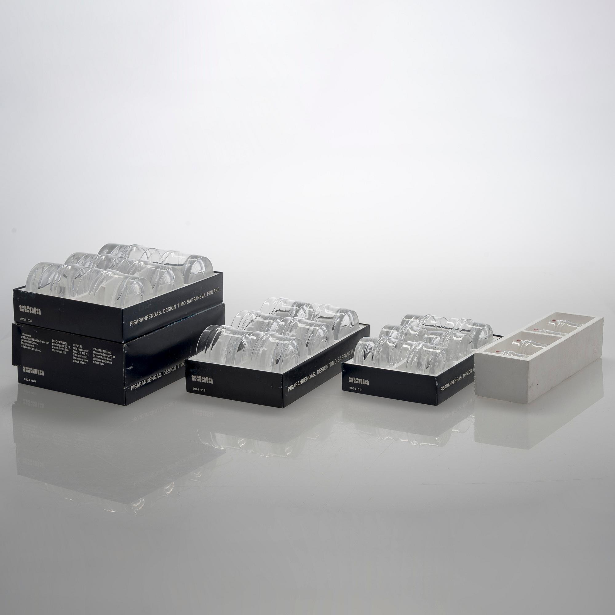 Timo Sarpaneva, glasuppsättning, glas, 52 delar, "Droppring" för Iittala. Formgiven 1963.
