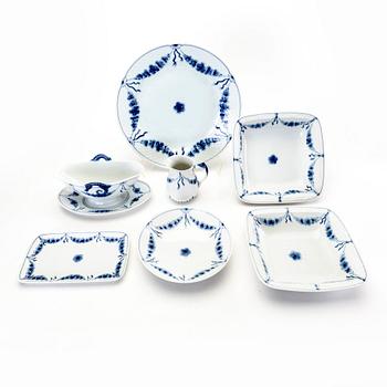 A Danish 98 pcs Bing & Gröndahl porcelain service from the latter part of the 20th century.