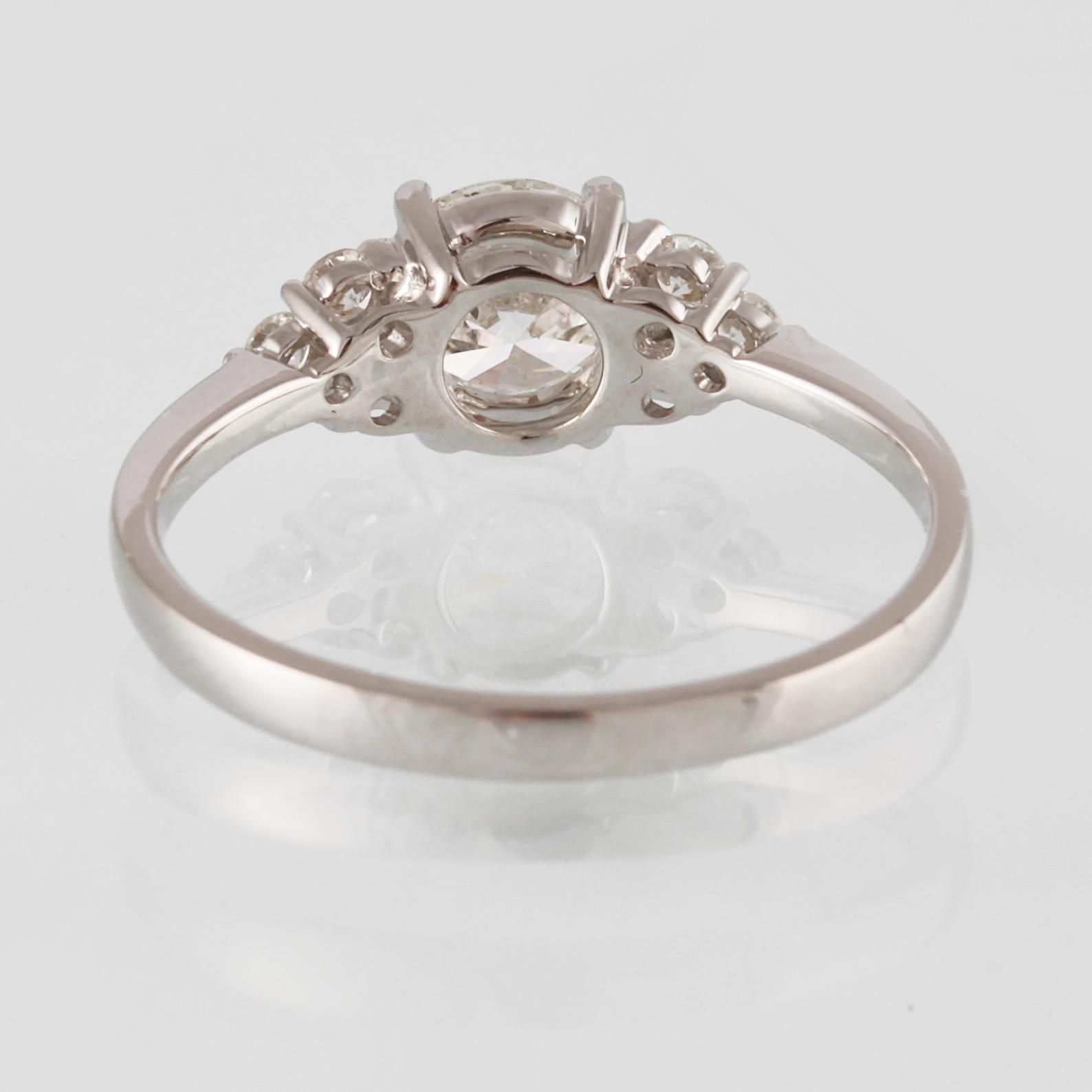 RING, 18K vitguld med en briljantslipad diamant 0.71 ct samt små briljantslipade diamanter 0.18 ct. Vikt 2,3 gram.