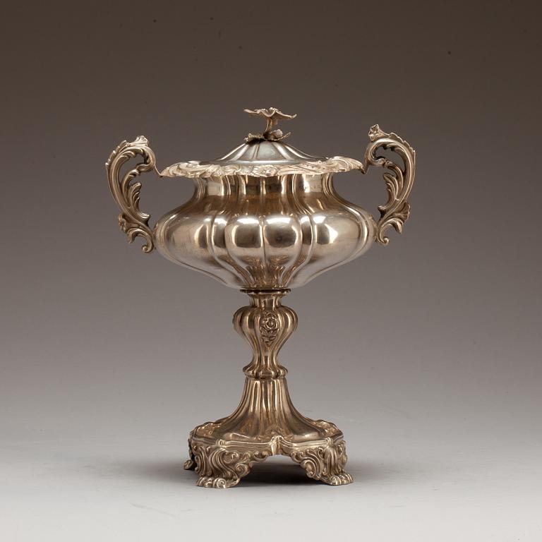 SOCKERSKÅL, silver. Nyrokoko. Adolf Lilja, Stockholm 1849. 920g.