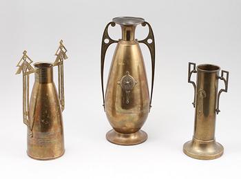VASER, 3 st, mässing, jugend, bl a C Kurz & Co., Tiel, Nederländerna, 1900-talets början.