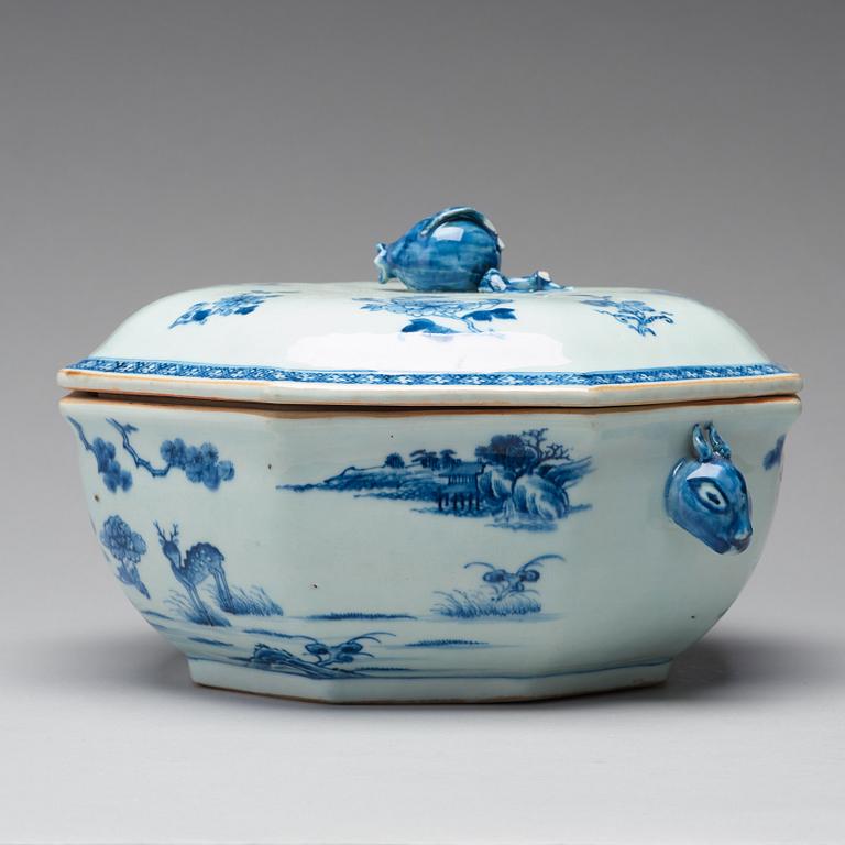 A blue and white tureen with cover and stand, Qing dynasty, Qianlong (1736-95).