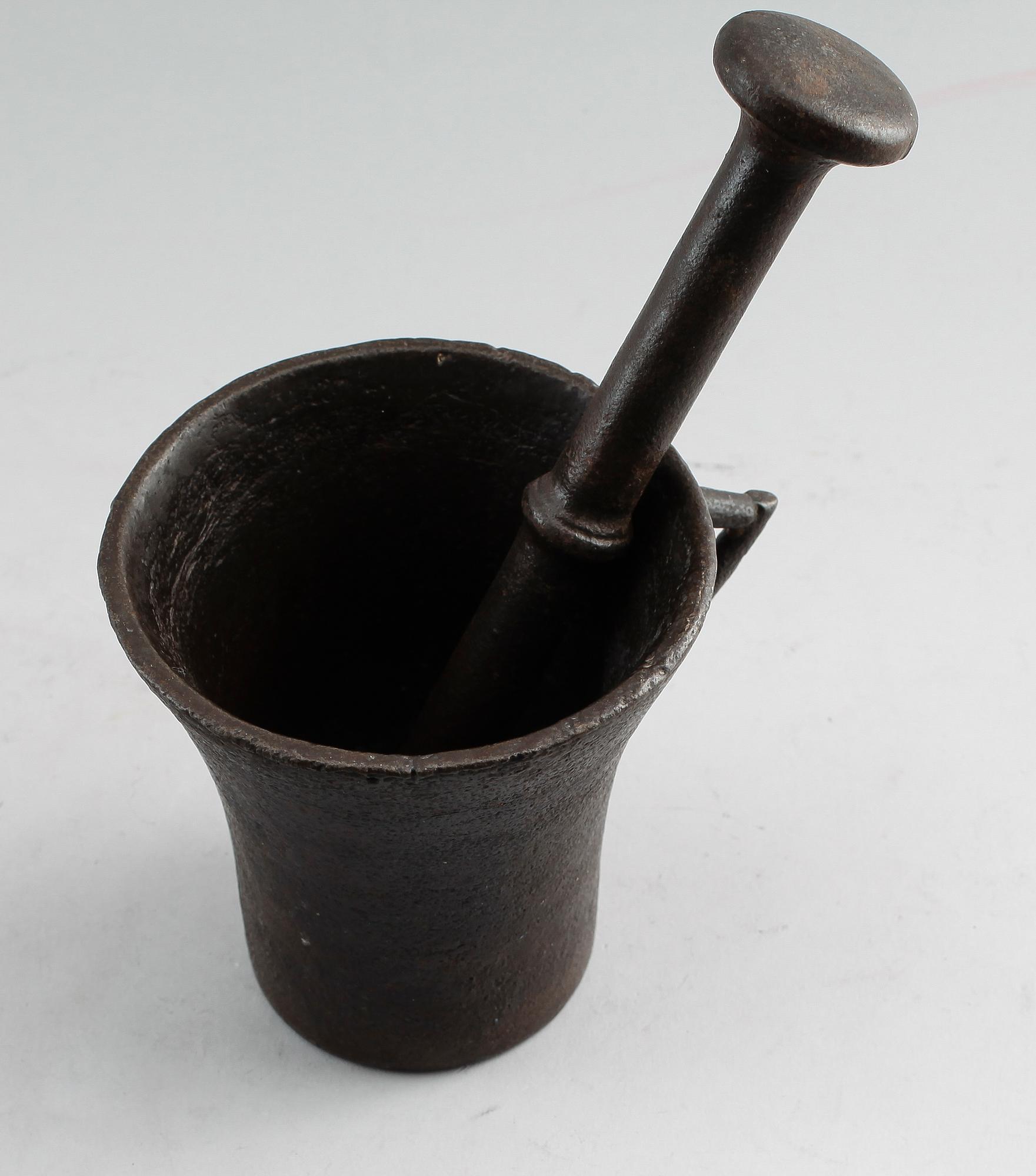 MORTEL MED STÖT, järn, sannolikt 1700-tal.