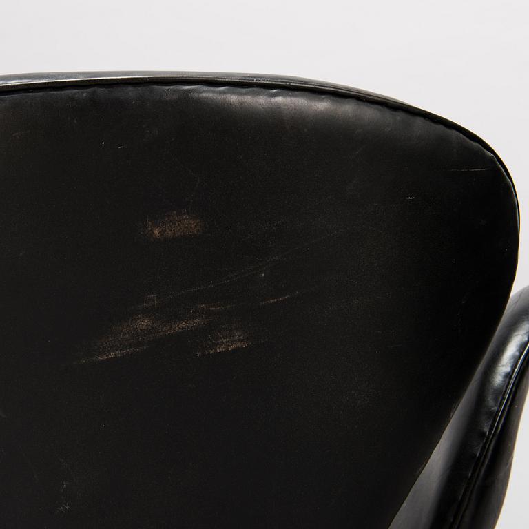 ARNE JACOBSEN, a pair of 1960s 'Swan' armchairs for Fritz Hansen.