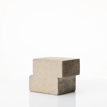Stina Lindholm, kruka, "Spira", Skulpturfabriken, samt kruka och väggklocka i betong, samtida produktion.