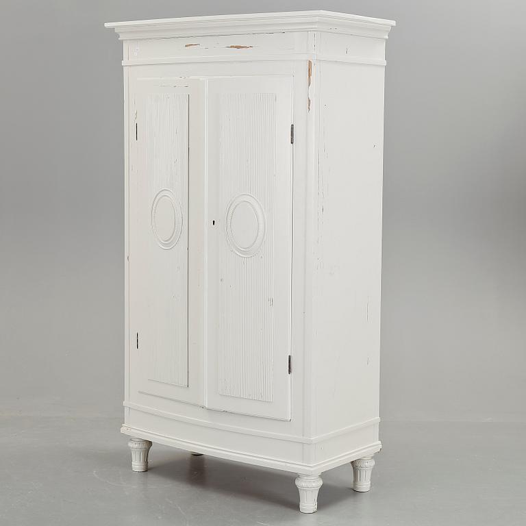 KLÄDSKÅP, gustaviansk stil, 1900-talets början.