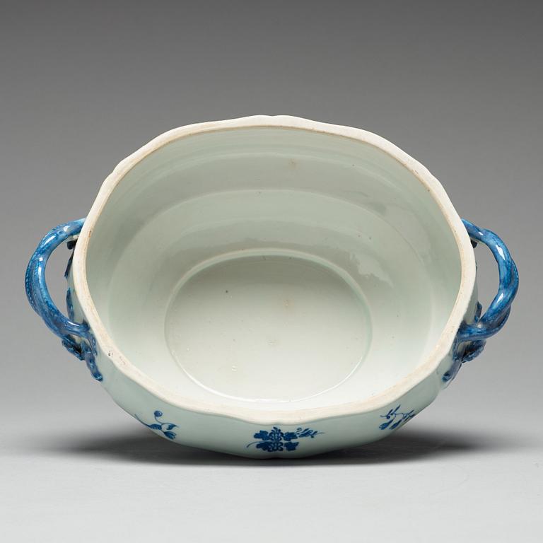 A blue and white tureen with cover, Qing dynasty, Qianlong (1736-95).