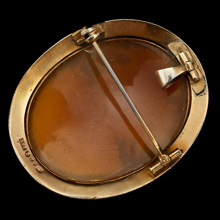 KAMÉBROSCH,18k guld med skuren snäckskal, Bernhard Hertz, Stockholm, 1914. Vikt 13 g.
