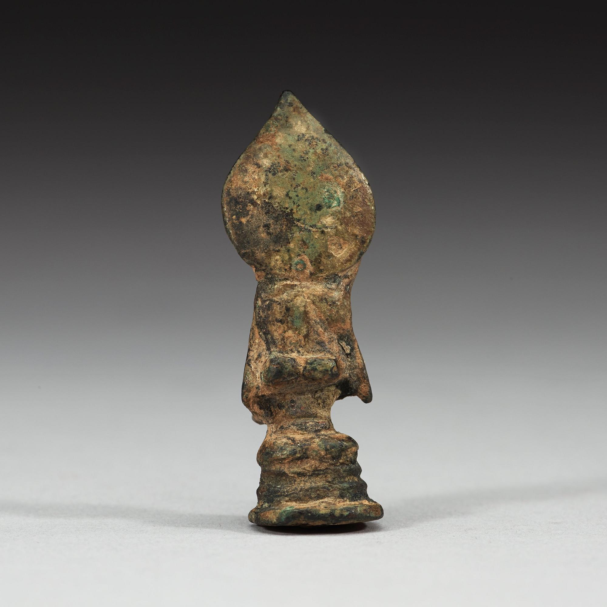MINIATYR, brons. Troligen Tang dynastin (618-907).