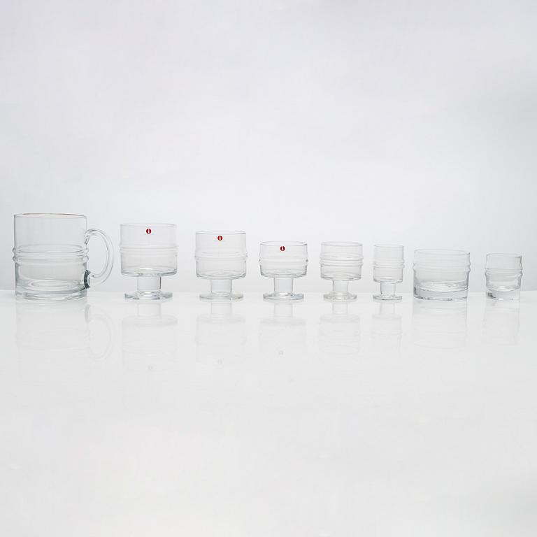 Timo Sarpaneva, glasuppsättning, glas, 96 delar, "Droppring" för Iittala. Formgiven 1963.