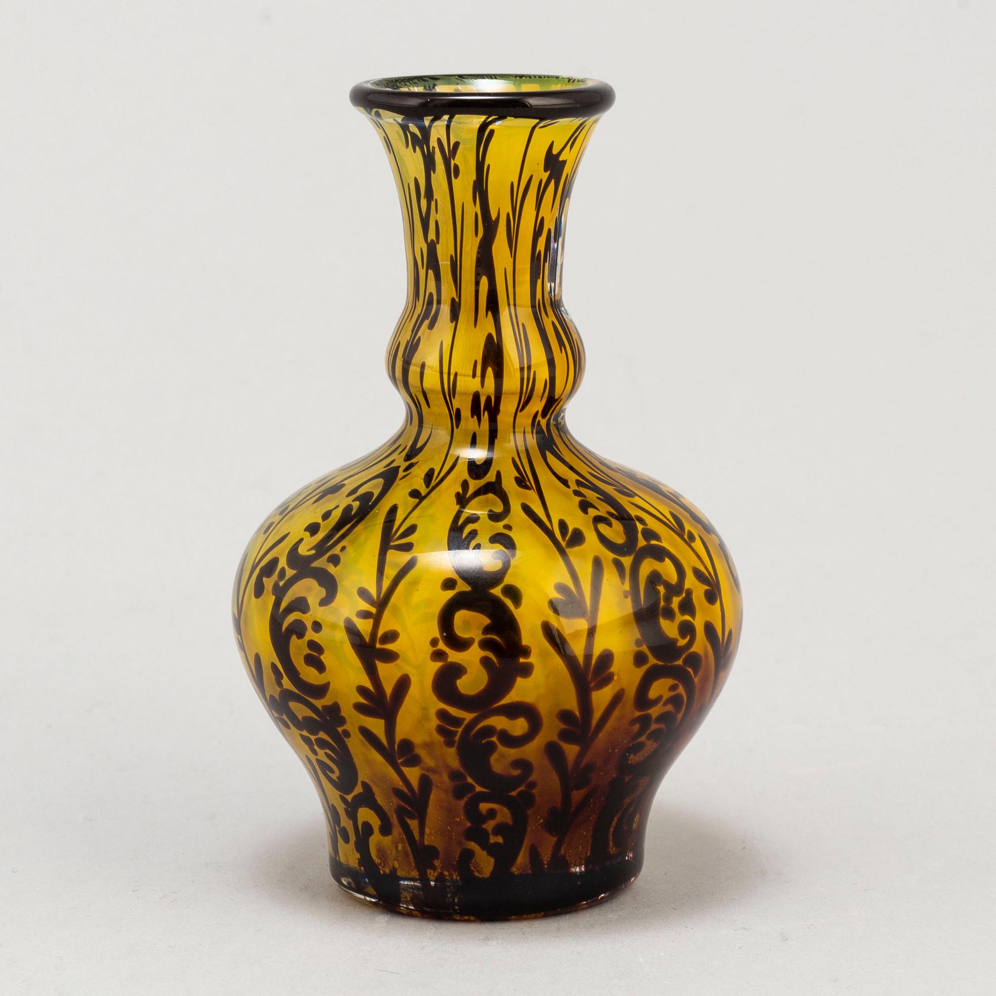 SIMON GATE, a "small graal" vase, Orrefors 1919, signed.