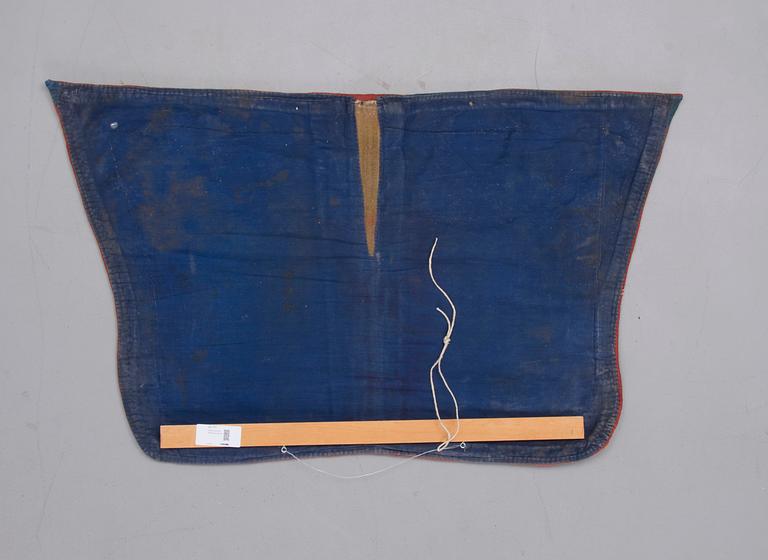 SADELTÄCKE, Tibet, 1900-talets första hälft. Ca 122x72 cm.