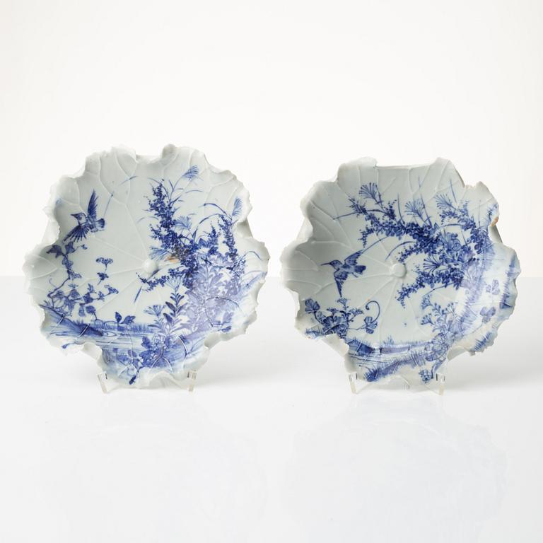 A pair of Japanese blue and white lotus-leaf shaped dishes, Meiji period (1868-1912).