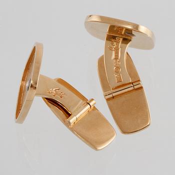 MANCHETTKNAPPAR, 18K guld med 2 briljantslipade diamanter 0.08 ct, Stigbert för Heribert Engelbert, Stockholm, 1980.