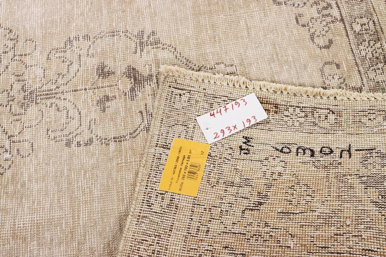 Matta, orientalisk vintage design, ca. 293 x 193 cm.