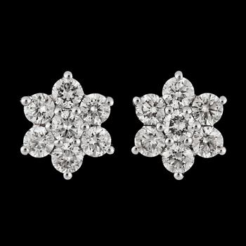 1113. A pair of brilliant cut diamond earrings, tot. 1.07 cts.