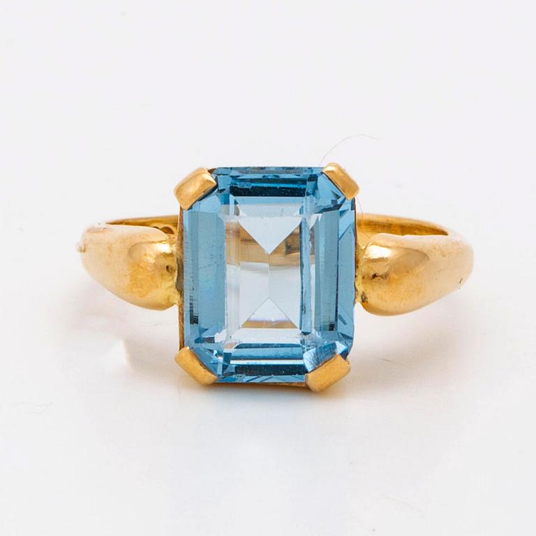 Bangle (opens with a hinge) and ring, 18K gold and spinels (most probably synthetic), total weight 20,5 g.