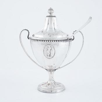 A Swedish 18th century Gustavian silver suger bowl with lid and a sprinkle spoon, marks of Erik Ernander, Uppsala 1790.