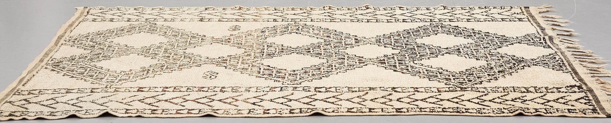 Matta, semiantik Marocko, troligen Beni Ourain, ca 263,5 x 181,5 cm  (samt kortsidorna med ca 8-10 cm slätväv).