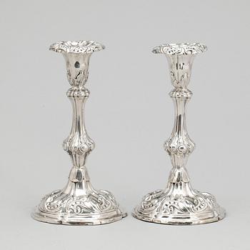 LJUSSTAKAR, ett par, silver, rokokostil, möjligen Anders Petter Lundqvist, Stockholm, 1848.