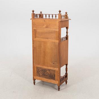 An eraaly 1900s oak cabinet.