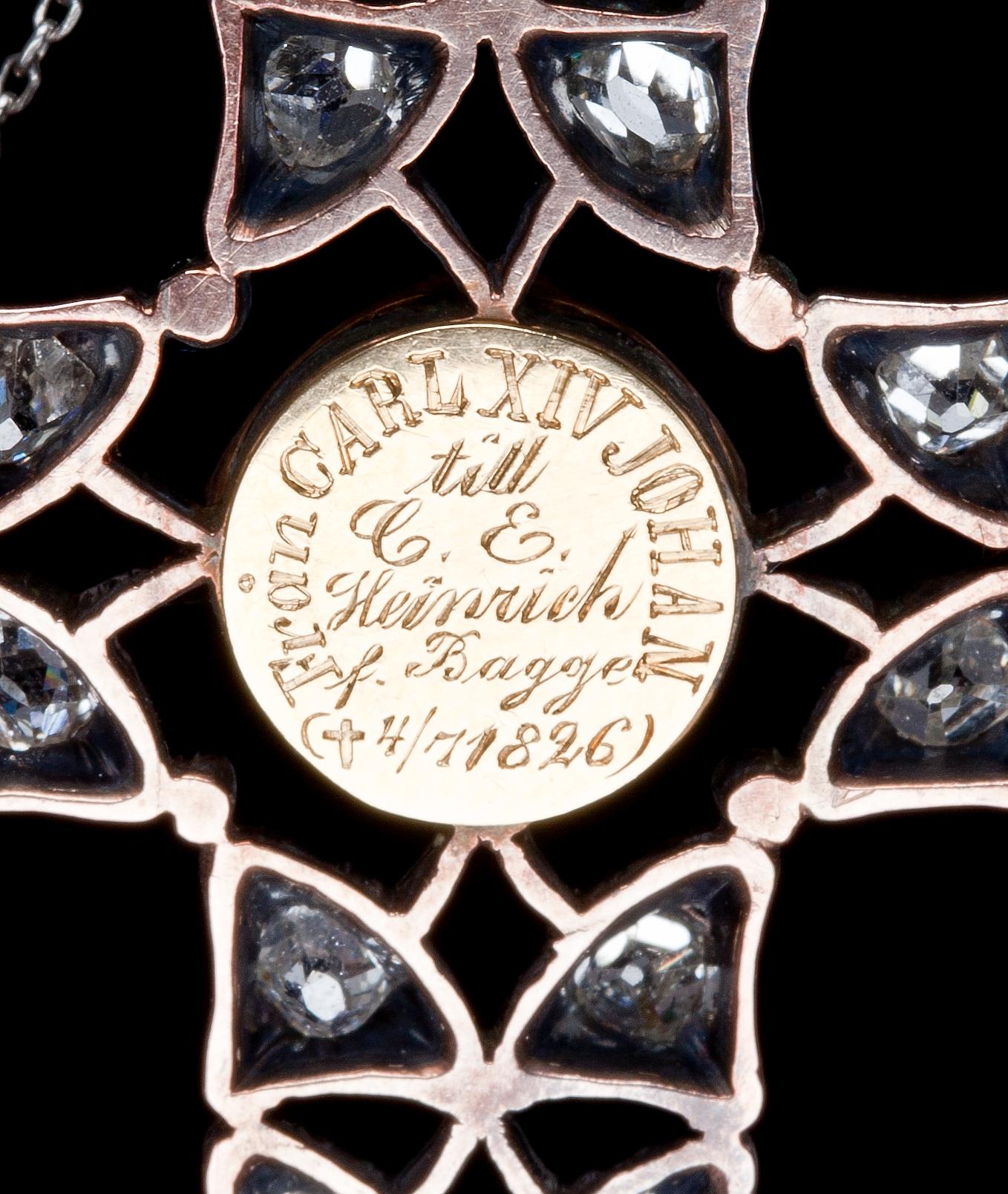 HÄNGESMYCKE/KORS, antikslipade diamanter med granater. Gåva från Karl XIV Johan. 1800-talets första hälft.