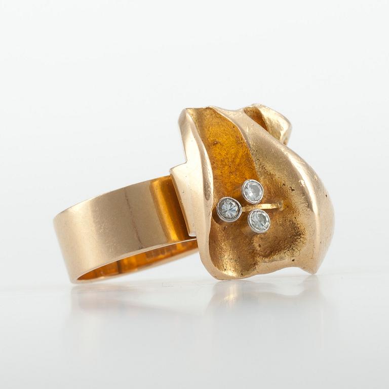 Björn Weckström, RING, 18K guld, "Kanjon" tre briljantslipade diamanter, sign. BW. Kruunu Koru 1966.