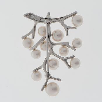 A BROOCH, Mikimoto, cultured pearls, 18K white gold.