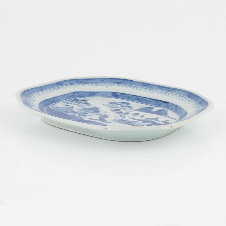 Tallrikar, 7 st, samt stekfat, Kina, Qingdynasti, 1700-1800-tal.