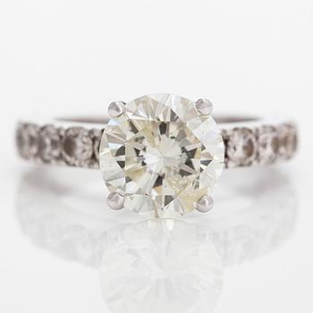 Ring, 18K vitguld, med en briljantslipad diamant ca 3.00 ct,