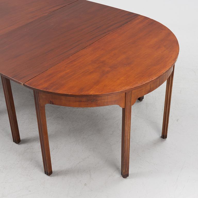 An English mahogany veneered George III style dining table, 19th Century.