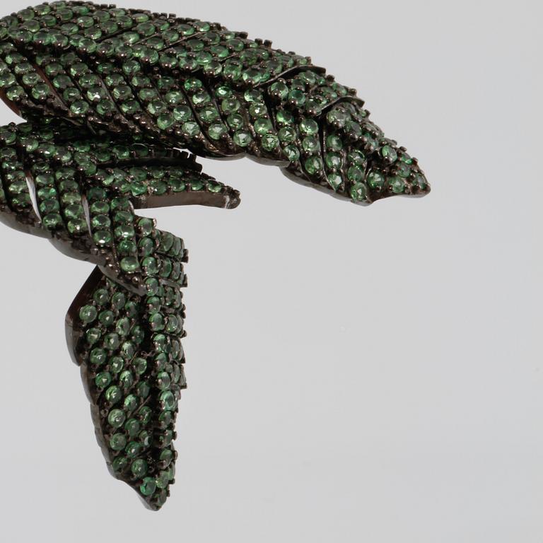 ÖRHÄNGEN, 14K guld och silver med fasettslipade tsavoriter 5.70 ct. Vikt 17,4 gram.