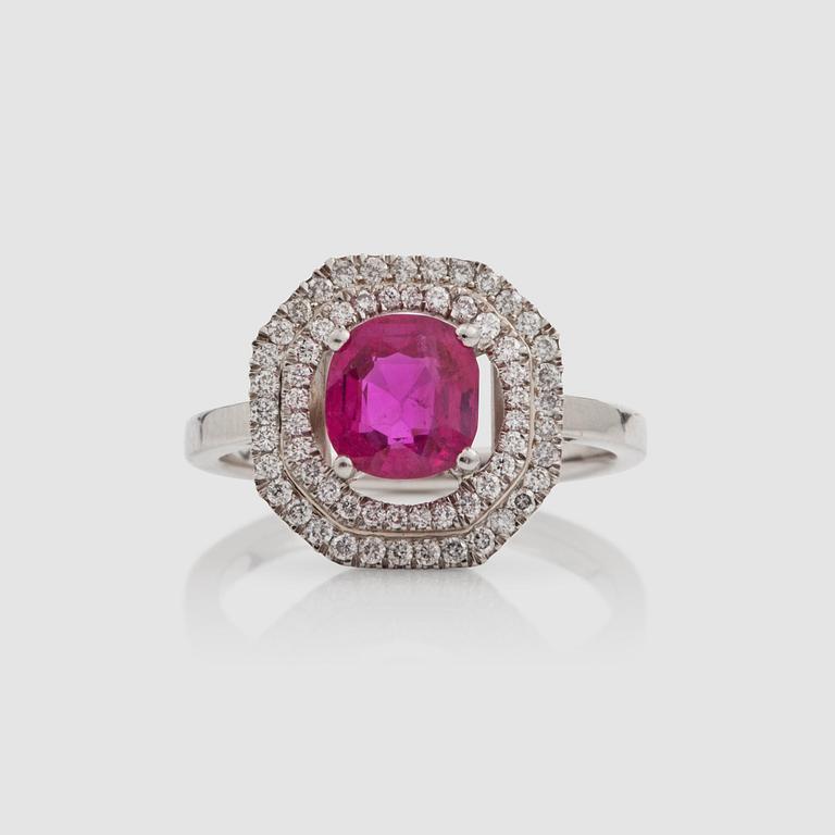 RING med obehandlad rubin, Burma, 1.64 ct samt briljantslipade diamanter totalt ca 1.00 ct. Certifikat.