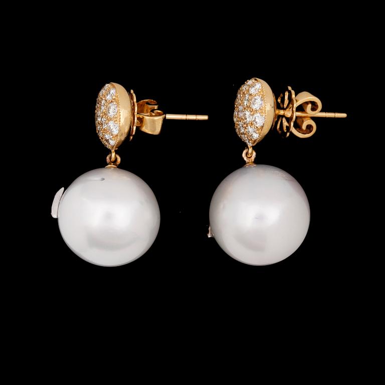 EARRINGS, cultured South sea pearls, 15,2 mm, and brilliant cut diamonds, tot. app. 1.20 cts.