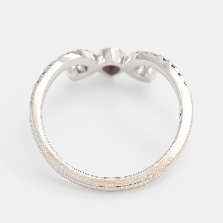 Ring, 18K vitguld med päronslipad samt briljantslipade diamanter.