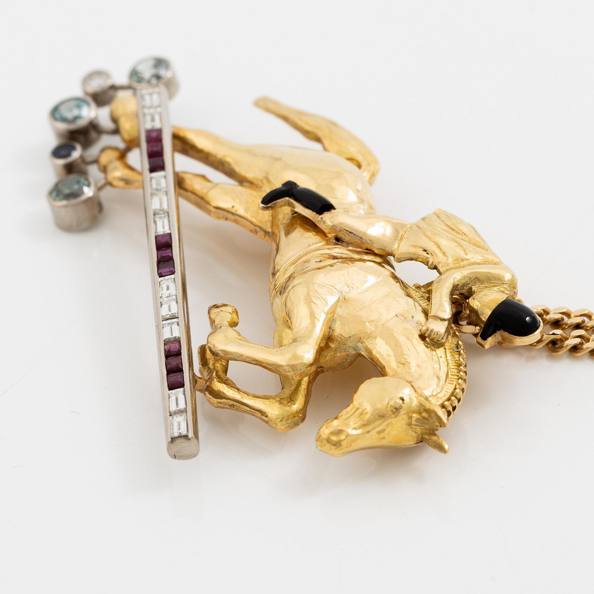 Hänge i form häst 18K guld med baguetteslipade diamanter och färgstenar samt emaljdetaljer.