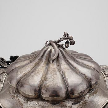 SOCKERSKÅL PÅ FOT, silver, Gustaf Möllenborg Feron, Stockholm, omkring 1800-talets mitt, otydliga stämplar. Vikt ca 1056.