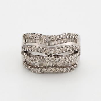 Ring  18K vitguld med bagettslipade diamanter och briljanter ca 1,7 ct.