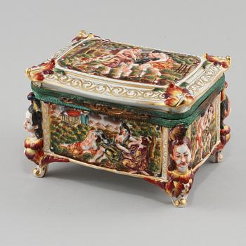 SKRIN, porslin, Capo di Monte-stil, 1900-talets första del.
