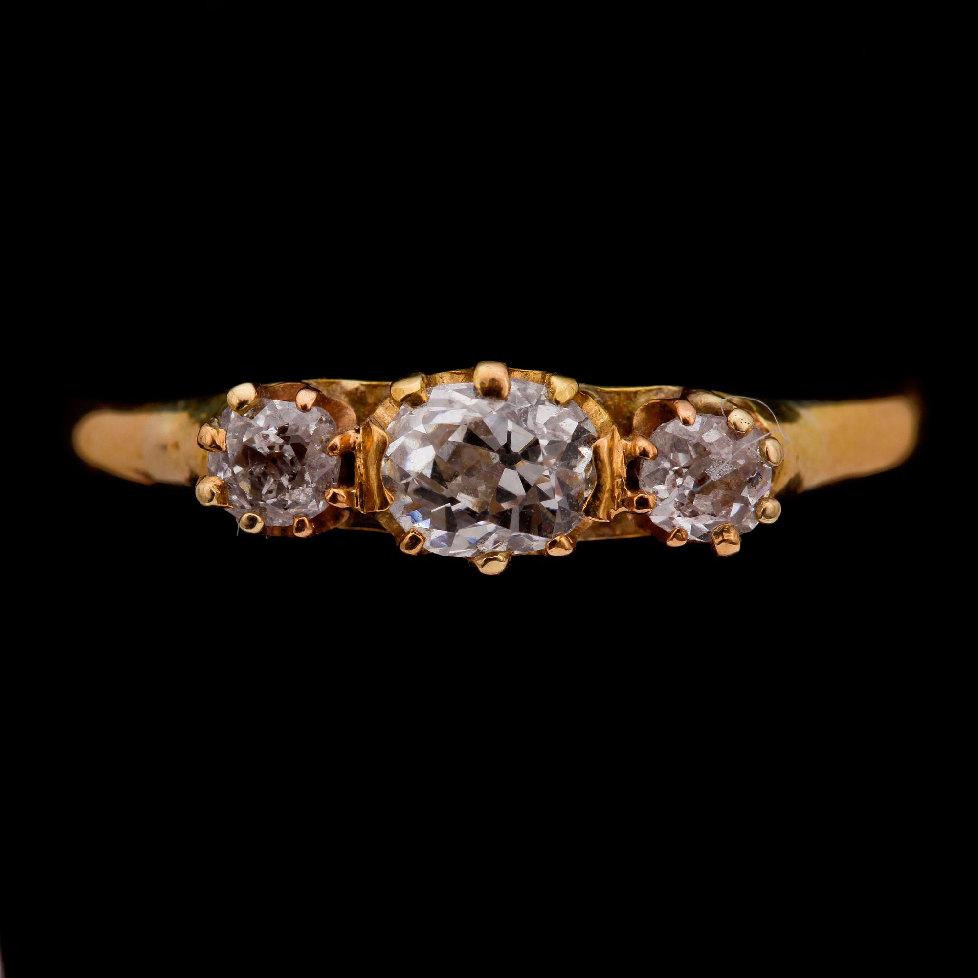 RING, 18k guld med tre antikslipade diamanter tot 0,45 ct. Tot vikt 3 g.