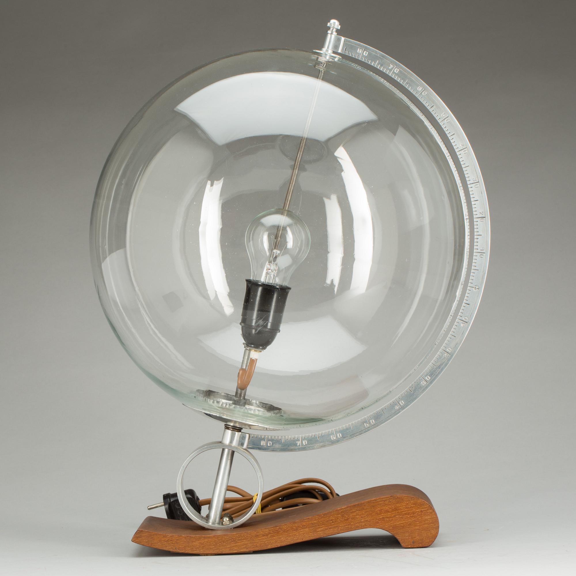 BORDSLAMPA, i form av glob, 1900-talets andra hälft.